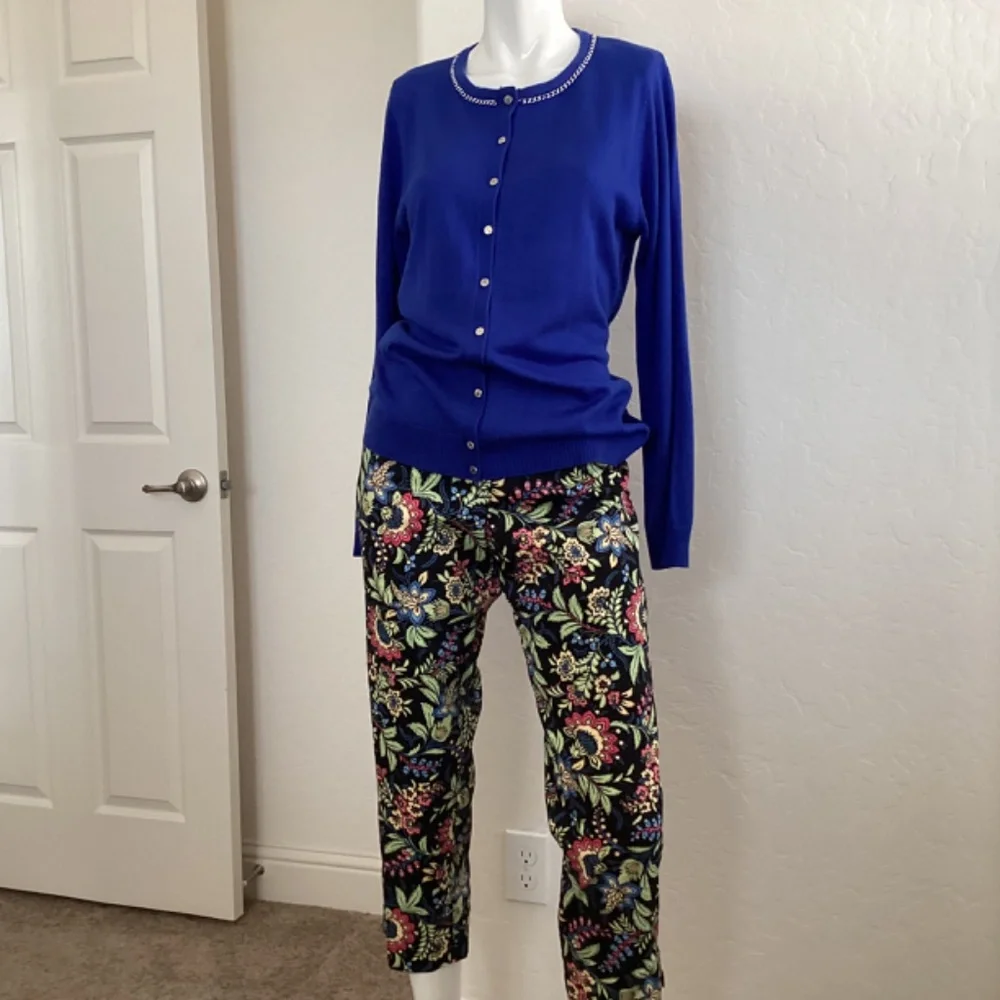 Appleseed’s, 8p, floral on black background, stretch, straight leg pants - Picture 12 of 13